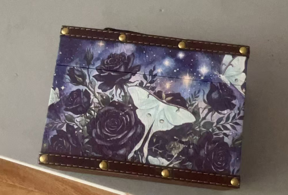 Wooden box (customized pictures are acceptable)